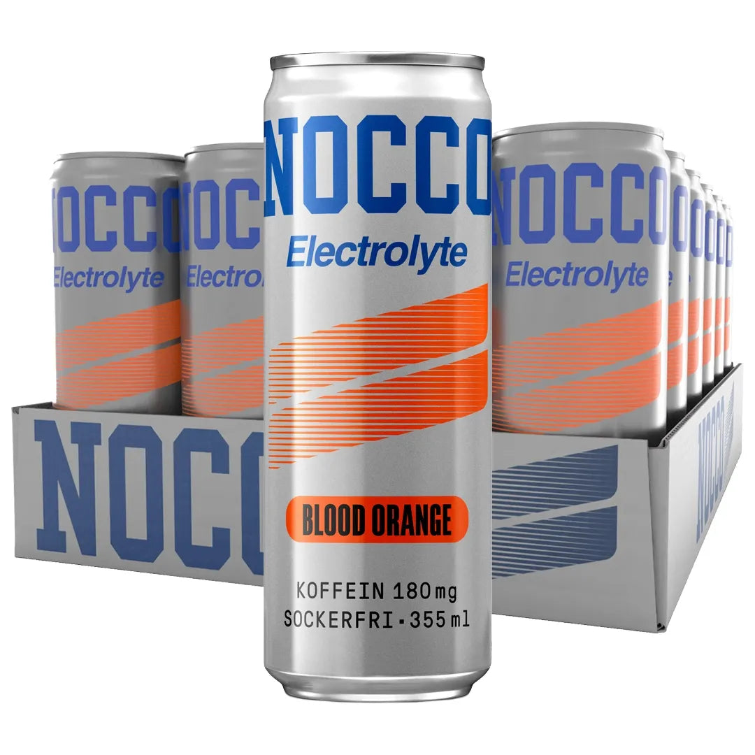 24 x NOCCO Electrolyte 355 ml Blood Orange i ett flak med silvriga energidrycksburkar med blå logga och orangea ränder., bild 1 av 1