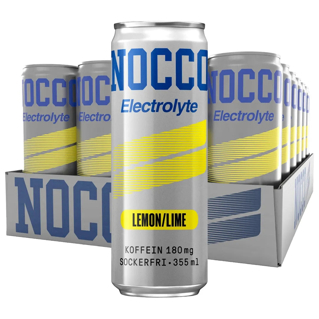 24 x NOCCO Electrolyte 355 ml Lemon Lime i ett flak med silverfärgade energidrycksburkar med blå text och gula detaljer., bild 1 av 1